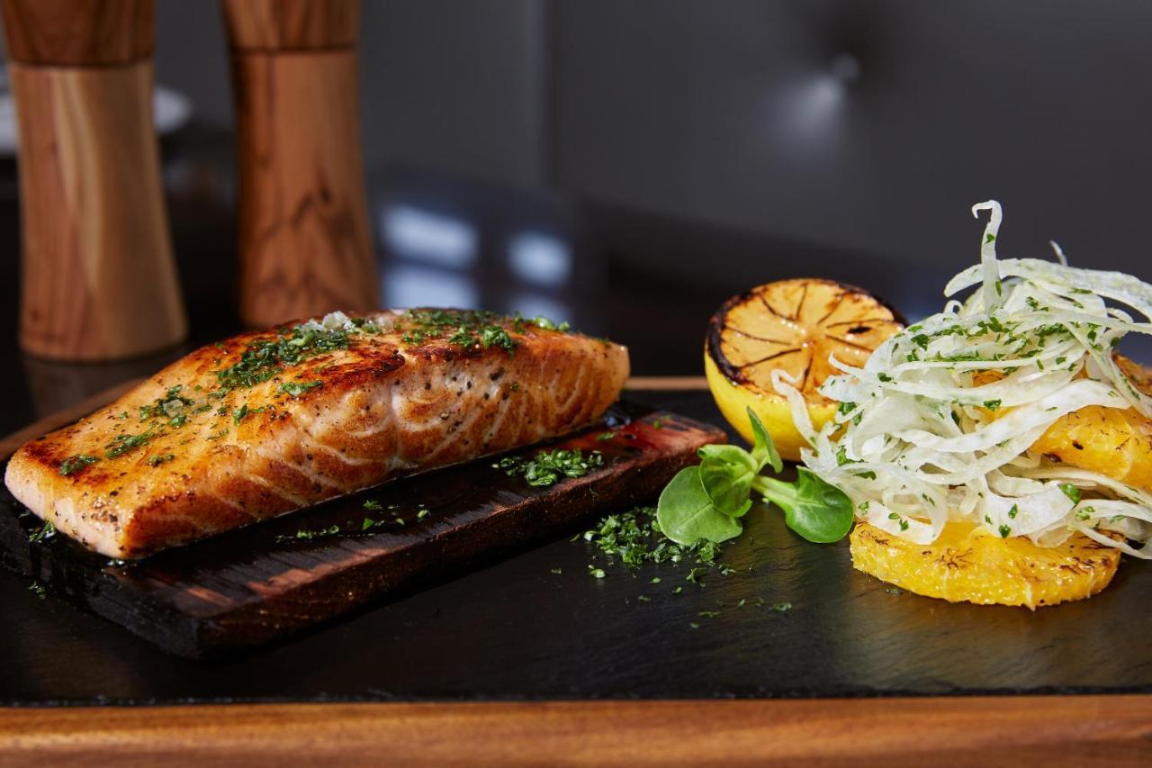 ซีซาร์ รีสอร์ต์ บลูวอเตอร์ ดูไบ Hotel ภายนอก รูปภาพ Salmon with fennel salad